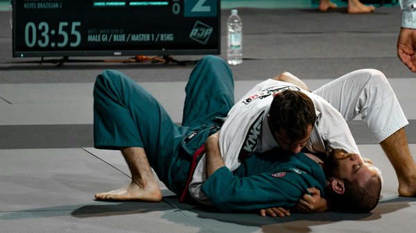 Quels sont les exercices de renforcement du cou recommandés pour les pratiquants de Jiu-Jitsu Brésilien ?